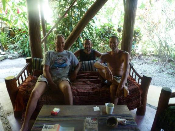 Com o Chris e seu sócio, donos da Round House, perto de Livingston, no litoral da Guatemala